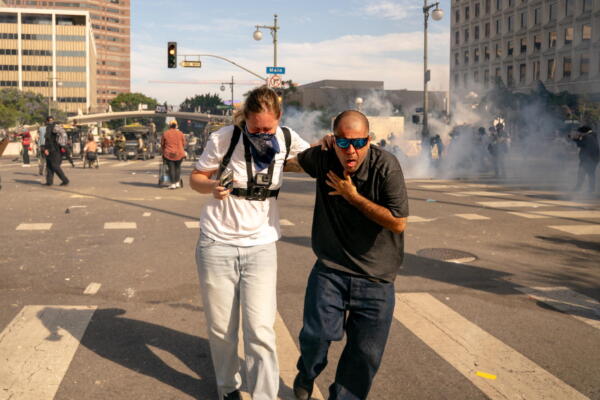 Manifestantes reaccionan a los efectos del gas lacrimógeno durante una protesta del 'Día Sin Reyes' en Los Ángeles, California, EE. UU. EFE/EPA/KYLE GRILLOT
 
//////////
 
Los Angeles (United States), 15/06/2025.- Demonstrators react to the effects of tear gas during a 'No Kings Day' protest in Los Angeles, California, USA, 14 June 2025. The No Kings protests are a series of demonstrations organized for 14 June, against Trump's policies and actions during his second presidency, coinciding with the US Army's 250th Anniversary Parade and US President Trump's 79th birthday. (Protestas) EFE/EPA/KYLE GRILLOT