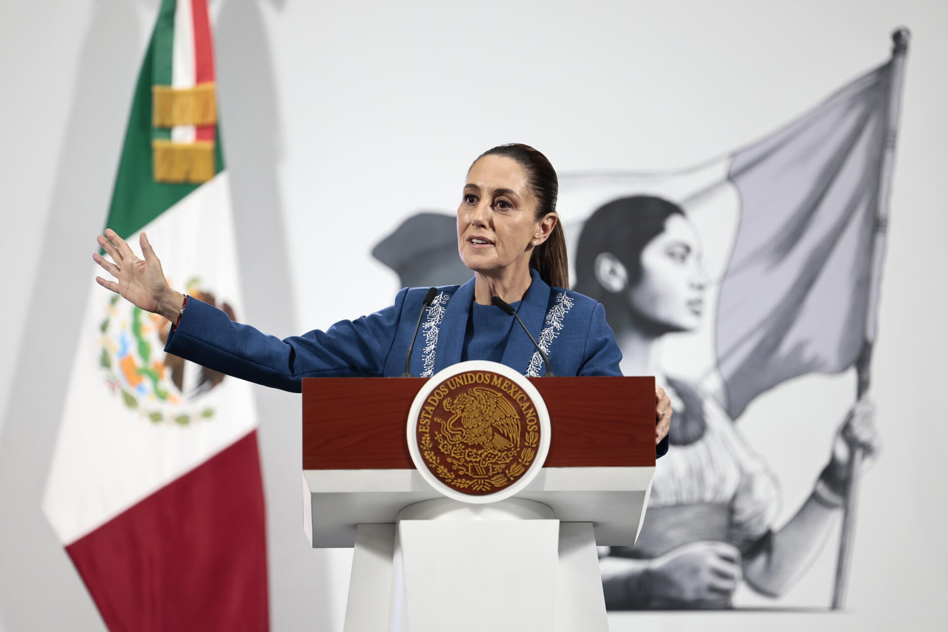 La presidenta de México, Claudia Sheinbaum, habla durante una rueda de prensa este jueves, en Palacio Nacional en Ciudad de México