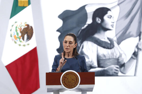 La presidenta de México, Claudia Sheinbaum, habla durante una rueda de prensa este martes, en el Palacio Nacional, en Ciudad de México
