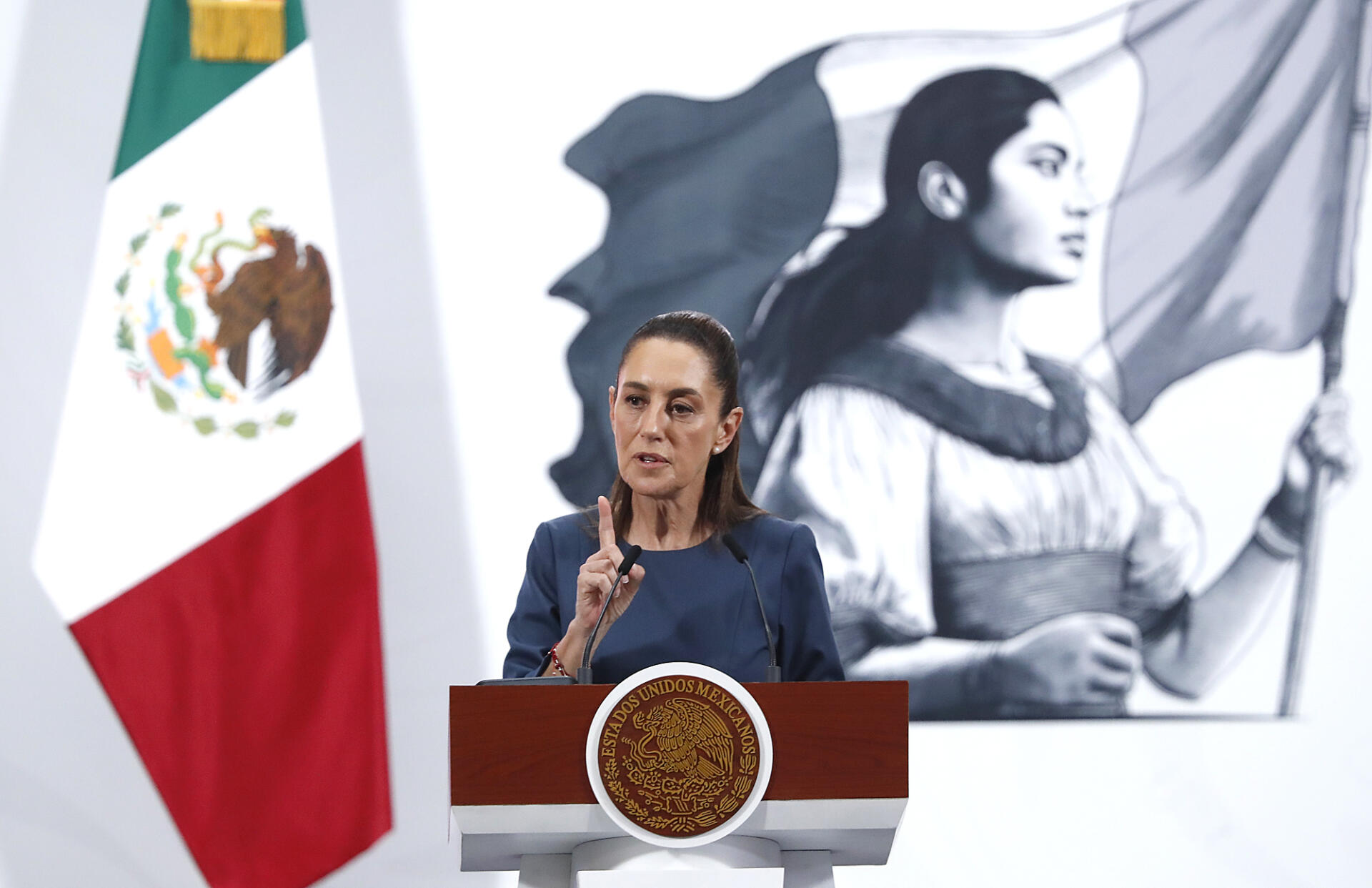 La presidenta de México, Claudia Sheinbaum, habla durante una rueda de prensa este martes, en el Palacio Nacional, en Ciudad de México