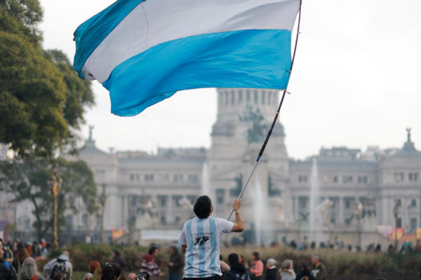 Una persona participa en una protesta convocada por grupos feministas, médicos y científicos, entre muchos otros colectivos este miércoles, en Buenos Aires