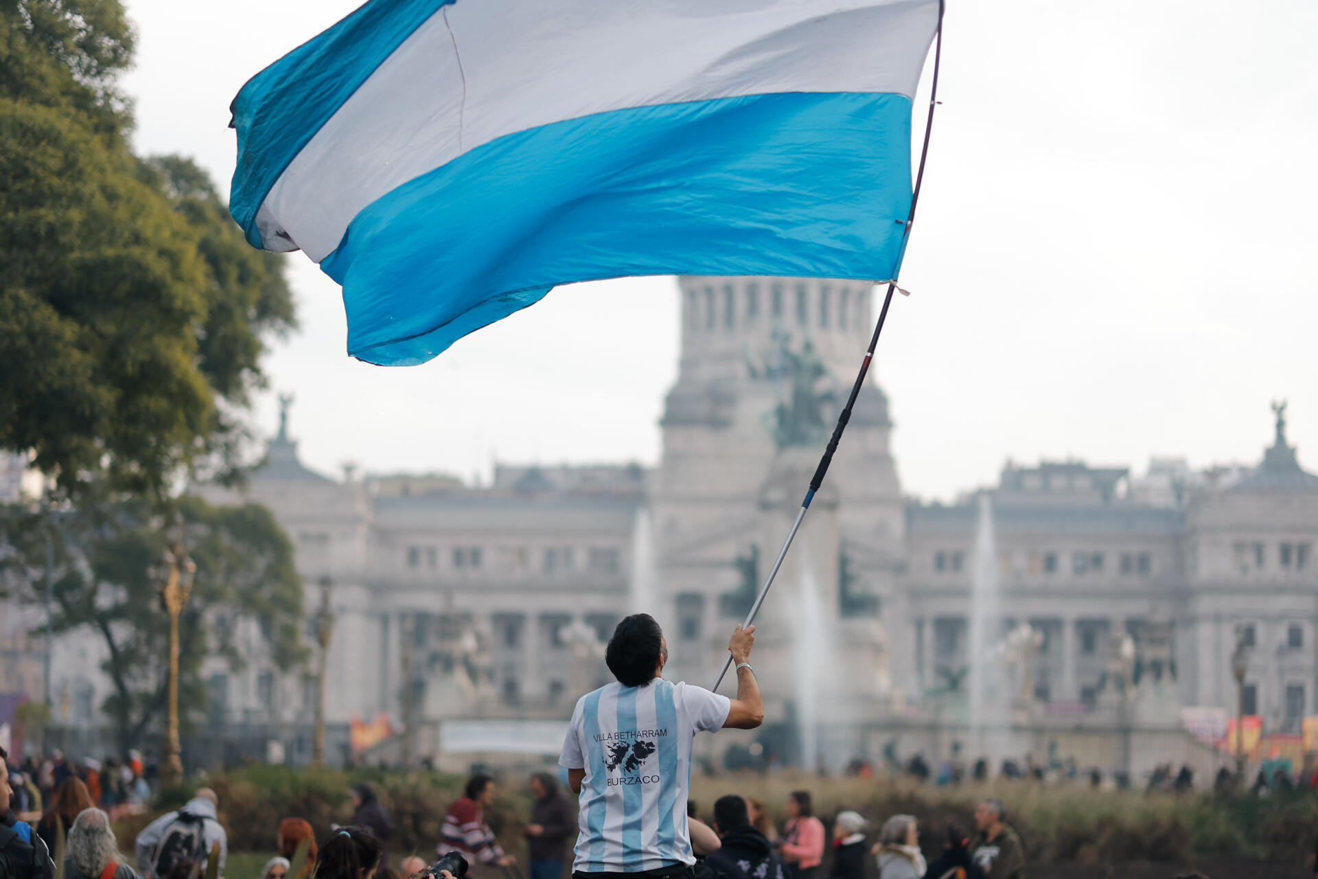 Una persona participa en una protesta convocada por grupos feministas, médicos y científicos, entre muchos otros colectivos este miércoles, en Buenos Aires