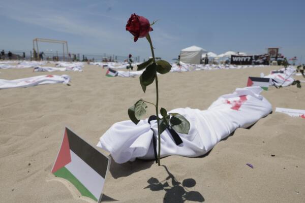 Fotografía de archivo que simboliza niños palestinos muertos por Israel, en la playa de Copacabana, en Río de Janeiro