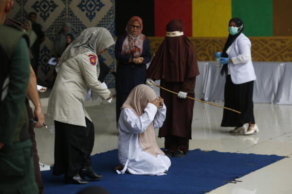 BANDA ACEH (Indonesia), 04/06/2025.- Una mujer recibe 100 latigazos en público tras haber sido condenada por un tribunal islámico en la provincia indonesia de Aceh, donde rige la sharía desde 2001. EFE/EPA/HOTLI SIMANJUNTAK