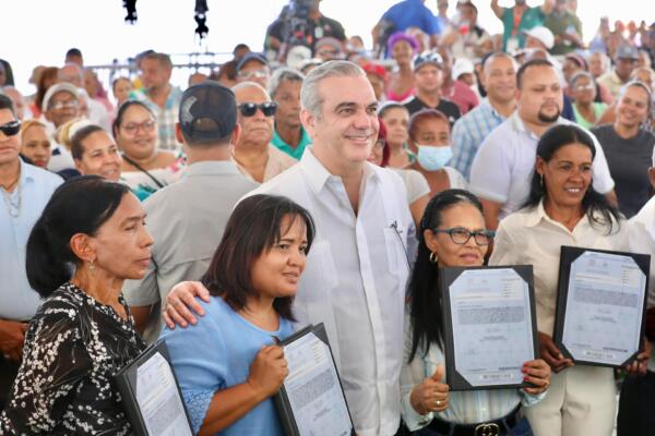 El presidente Luis Abinader entregó 537 títulos de propiedad a familias de La Yagüita de Pastor, en Santiago.