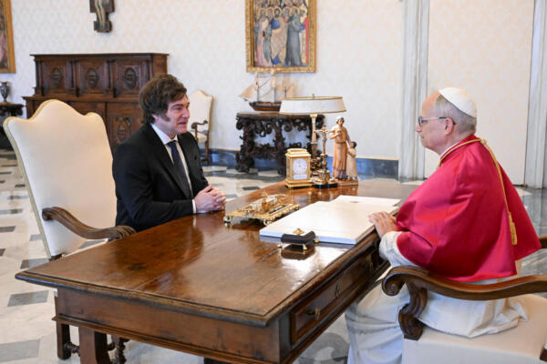 El papa León XIV recibe al presidente argentino Javier Milei durante una audiencia privada en el Vaticano, el 7 de junio de 2025.
Foto: Mario Tomassetti / Vatican Media / AFP