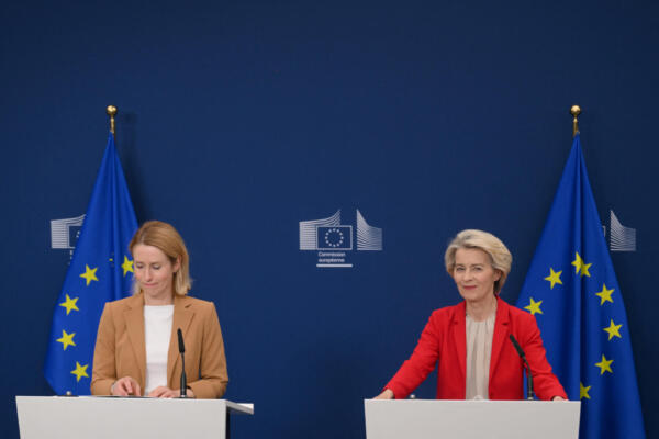 La UE lanza su 18º paquete de sanciones a Rusia, que incluye límite al precio del petróleo.