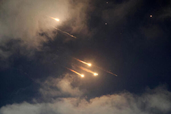 Esta imagen muestra estelas de cohetes en el cielo sobre Netanya el 13 de junio de 2025. Las sirenas antiaéreas sonaron en Jerusalén y se escucharon fuertes explosiones el 13 de junio, informaron periodistas de AFP, mientras el ejército israelí afirmaba haber detectado un misil lanzado desde Irán. (Foto de JACK GUEZ / AFP)
