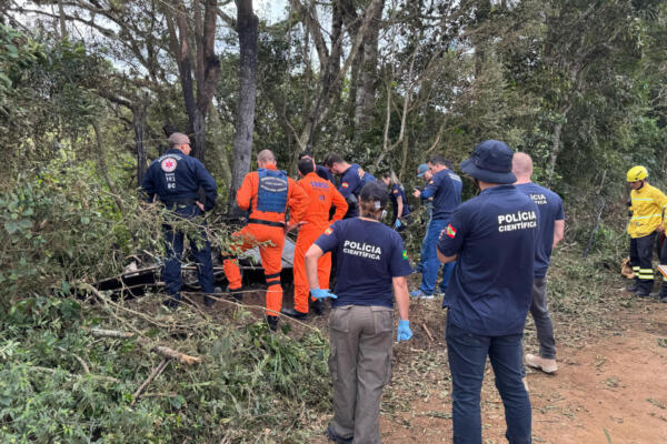 This photo released by the Santa Catarina Fire Department shows rescue teams and experts at the crash site after a hot air balloon carrying 21 people caught fire and plunged, in Praia Grande, State of Santa Catarina, southern Brazil, on June 21, 2025. At least eight people were killed and 13 other were injured after the basket plummeted dozens of meters to the ground in flames in southern Brazil, the governor of Santa Catarina Jorginho Mello reported. (Photo by Handout / Santa Catarina Fire Department / AFP) / RESTRICTED TO EDITORIAL USE - MANDATORY CREDIT 