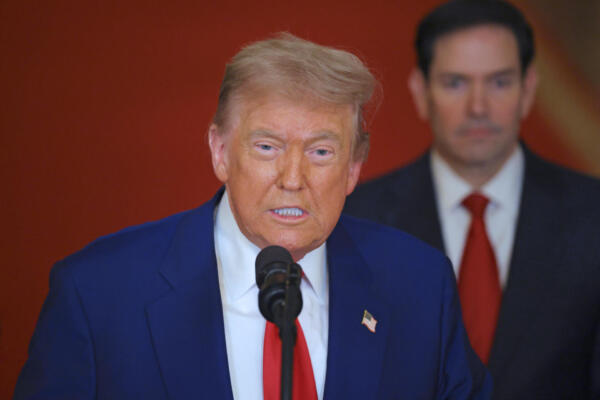 El presidente de Estados Unidos, Donald Trump, se dirige a la nación desde la Casa Blanca en Washington, D.C., el 21 de junio de 2025, tras el anuncio del bombardeo de instalaciones nucleares de Estados Unidos en Irán.  (Foto de Carlos Barria / POOL / AFP)