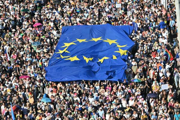 Unas 140.000 personas desafían la prohibición de Orban en una Marcha del Orgullo en Budapestcelebrating freedom, in a move to circumvent a law that allows police to ban LGBTQ marches. Hungary's Prime Minister had announced that police will not 