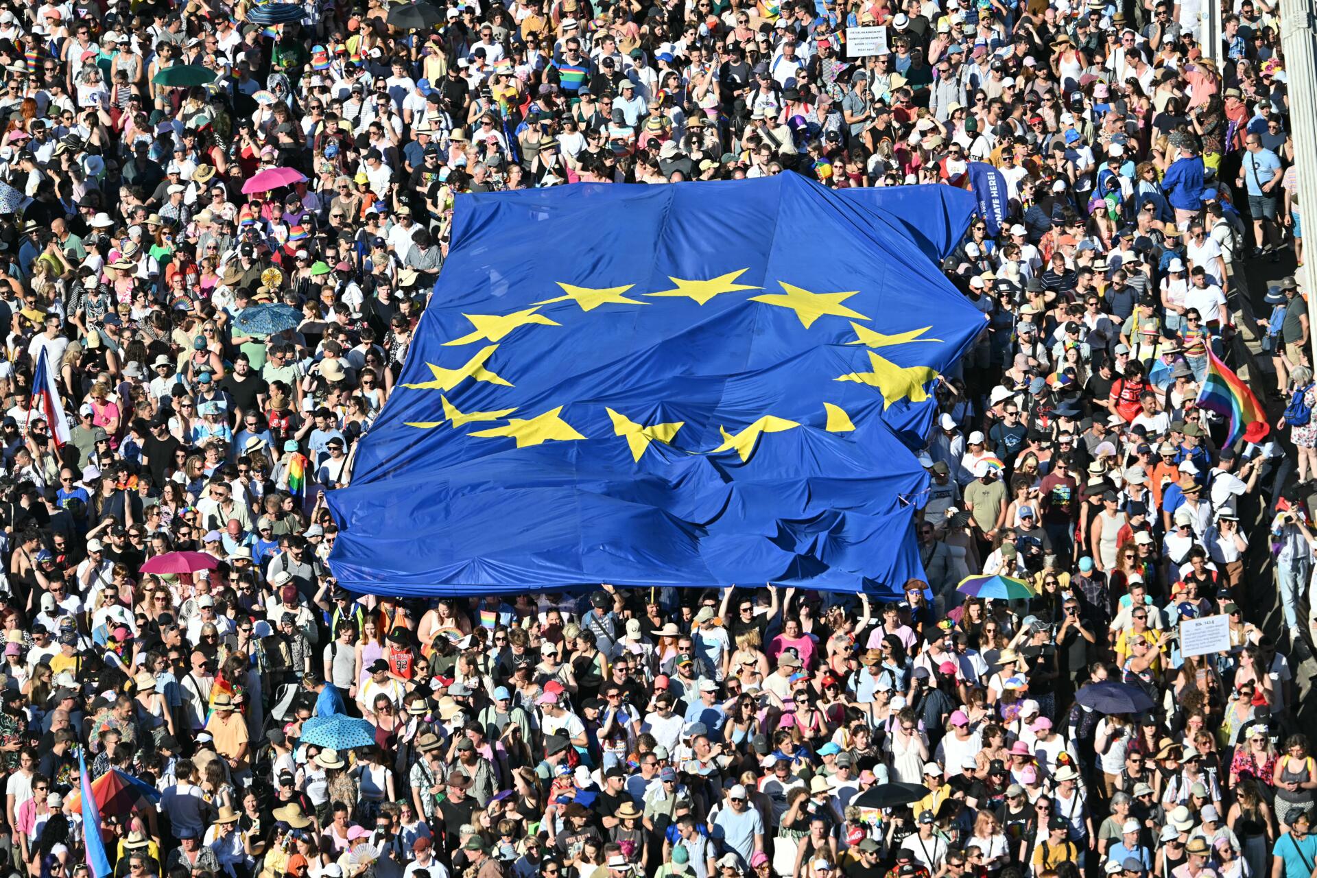 Unas 140.000 personas desafían la prohibición de Orban en una Marcha del Orgullo en Budapest