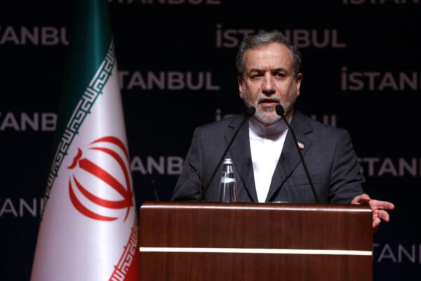 El ministro de Exteriores de Irán, Abás Araqchí, al ofrecer una rueda de prensa este domingo, 22 de junio, en Estambul (Turquía). EFE
