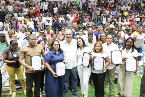 El presidente Luis Abinader encabezó este domingo la entrega de 1,600 títulos de propiedad en La Romana, beneficiando 10,100 personas / foto: 
(Presidencia RD)