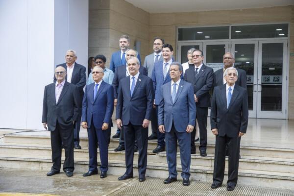 El presidente Abinader y los exmandatarios se reunieron en el CES para dar inicio al diálogo sobre la crisis haitiana.