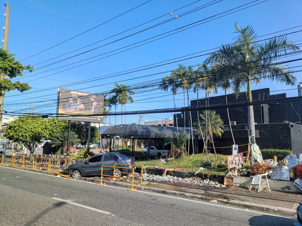 La mañana de este viernes un vehículo se accidentó frente a la discoteca Jet Set, que recientemente fue el centro de la tragedia no natural más grande que ha vivido la República Dominicana.