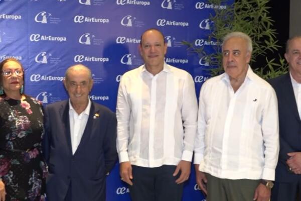 En Santiago celebraron el primer aniversario de la ruta aérea directa entre Santiago y Madrid y reconocieron a “Pepe” Hidalgo.