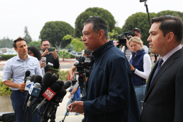 El senador estadounidense Alex Padilla, demócrata por California, habla con la prensa frente al Edificio Federal Wilshire. AFP