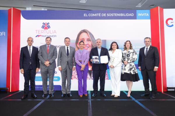 Iván Duque presenta oportunidades de desarrollo comercial y económico para RD durante el almuerzo de Amchamdr.