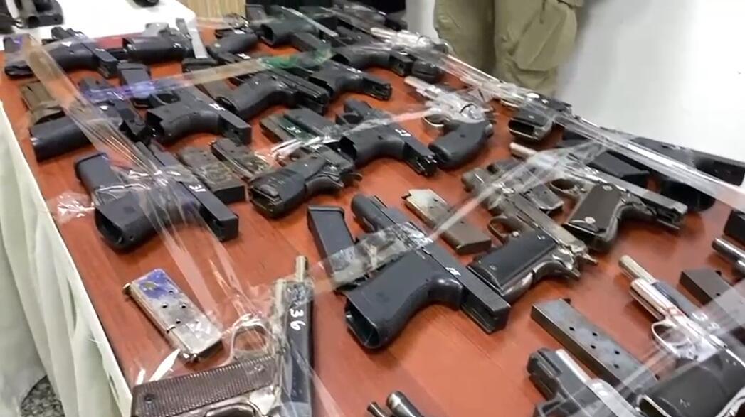 Fiscalía de SFM entrega 44 armas incautadas al Ministerio de Defensa