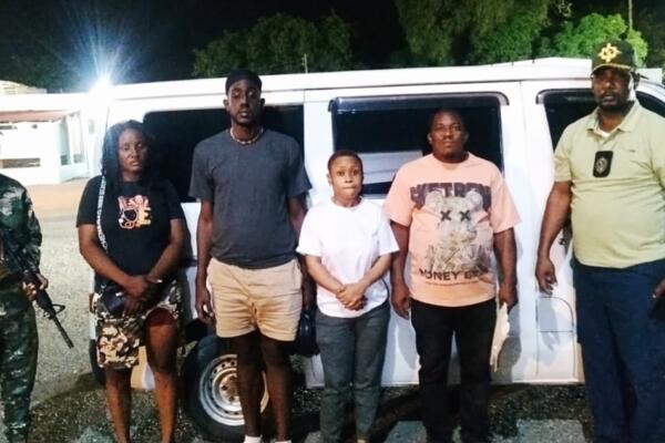 Un ciudadano haitiano resultó detenido cuando conducía un minibús llevando a otros cuatro compatriotas en condición migratoria irregular.