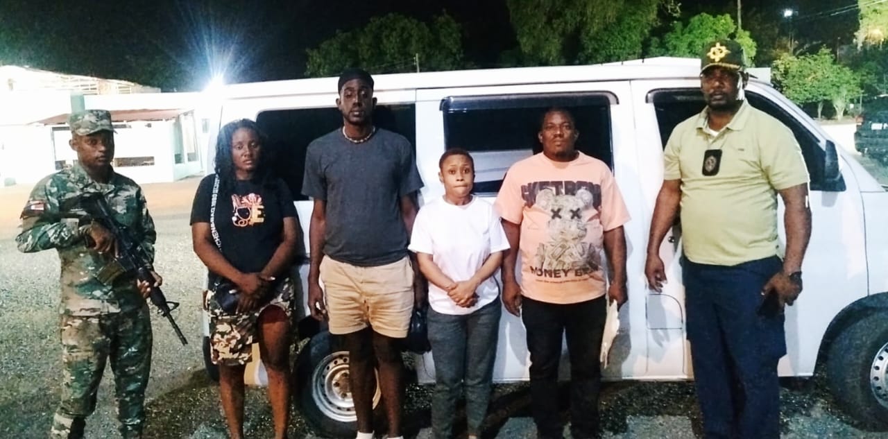Un ciudadano haitiano resultó detenido cuando conducía un minibús llevando a otros cuatro compatriotas en condición migratoria irregular.