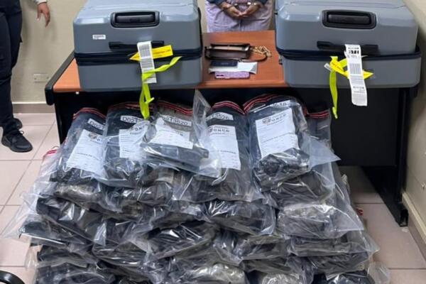 Arrestan mujer con dos maletas llenas de presumible marihuana en el Aeropuerto del Cibao
