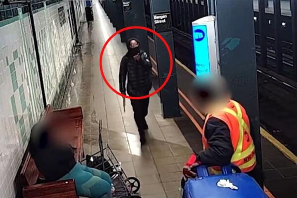 Policía de Nueva York investiga ataques con tubos de metal en El Bronx como posibles crímenes de odio.