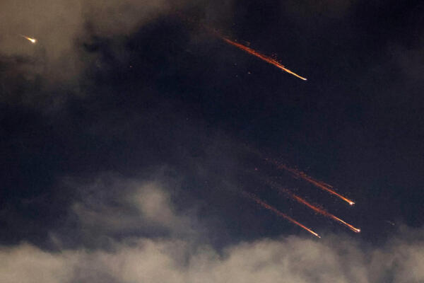Esta imagen muestra estelas de cohetes en el cielo sobre Netanya el 13 de junio de 2025. AFP