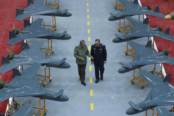 Ministro de Defensa de Irán, el General de Brigada Aziz Nasirzadeh (derecha), hablando con el comandante en jefe del ejército de Irán, el General Abdolrahim Mousavi, durante una ceremonia de entrega de sistemas de aeronaves no tripuladas. AFP