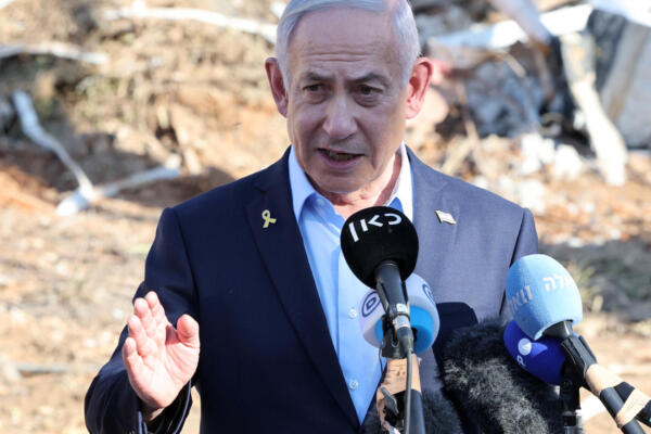 El primer ministro israelí, Benjamin Netanyahu, hace una declaración durante una visita al sitio del Instituto de Ciencias Weizmann, que fue alcanzado por un bombardeo de misiles iraníes, en la ciudad central de Rehovot el 20 de junio de 2025. AFP