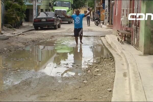 Comunitarios de Villa Colina de Manoguayabo exigen arreglo de calle principal, así como corregir el problema de las aguas residuales. Foto: CDN Digital