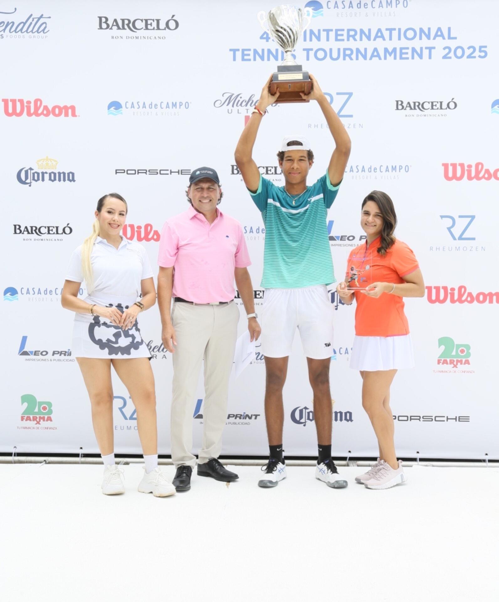El quisqueyano Muñoz Veras, de 20 años, se impuso 6-4 y 6-2 al cubano Turiño, en un partido a casa llena celebrado en la cancha central del reconocido Racquet.