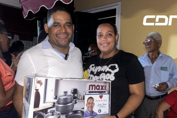 El diputado por la Circunscripción 5 de Santo Domingo, Sandro Sánchez, resalta el rol protagónico de las madres en la sociedad dominicana. Foto: CDN Digital