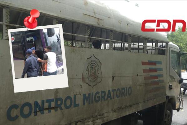 La Dirección General de Migración requisa minibuses y autobuses en busca de indocumentados en el peaje de la autopista 6 de noviembre. Foto: CDN Digital