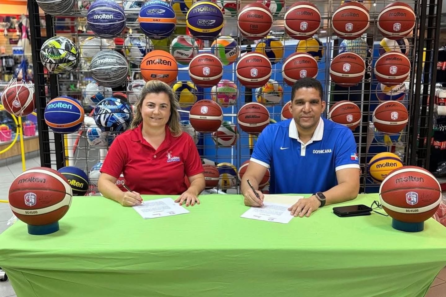 Con este acuerdo, Molten se mantiene como el balón oficial en todos los torneos y eventos organizados por FEDOMBAL, desde las categorías menores hasta las competiciones élite, incluyendo torneos nacionales e internacionales.