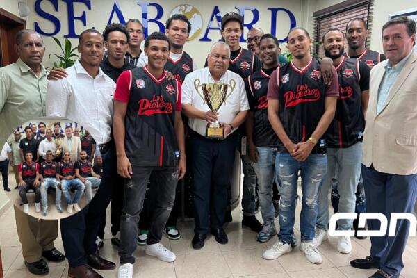 Los Pioneros, equipo campeón del Torneo de Segunda División de Abadina de Baloncesto, visitó la empresa Seaboard, patrocinadores del evento. Foto: CDN Digital.
