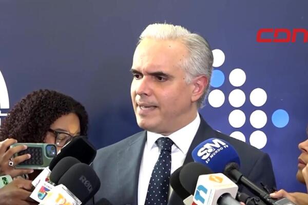 El ministro de Educación, Luis Miguel De Camps, pide a la Contraloría General acompañamiento para fiscalizar los programas de mantenimiento.