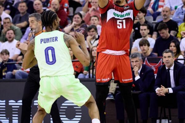 Omar Silverio Grullón, de 26 años y 1.90 metros de estatura, es un jugador versátil, forjado en el baloncesto universitario de Estados Unidos (Rhode Island, Hofstra y Manhattan) y con un recorrido internacional que incluye actuaciones en México, Israel, Venezuela, España y recientemente con la selección nacional dominicana.