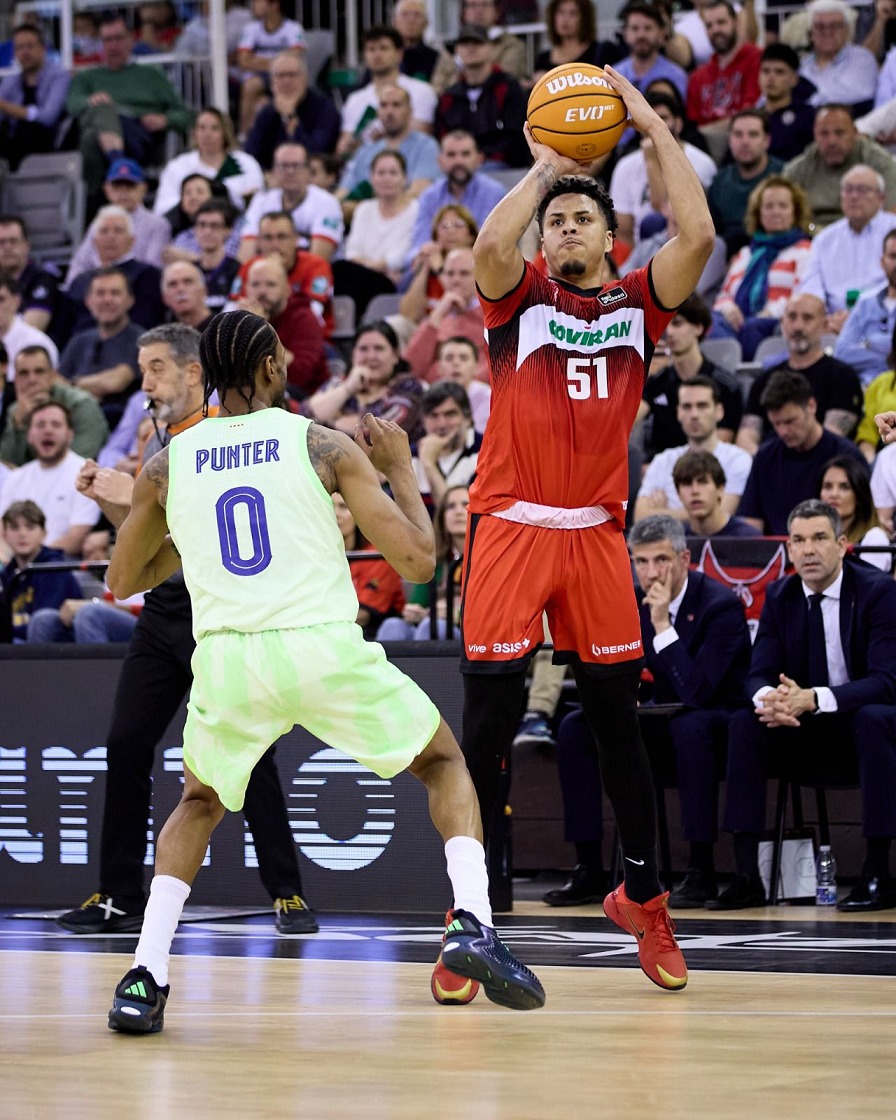 Omar Silverio Grullón, de 26 años y 1.90 metros de estatura, es un jugador versátil, forjado en el baloncesto universitario de Estados Unidos (Rhode Island, Hofstra y Manhattan) y con un recorrido internacional que incluye actuaciones en México, Israel, Venezuela, España y recientemente con la selección nacional dominicana.