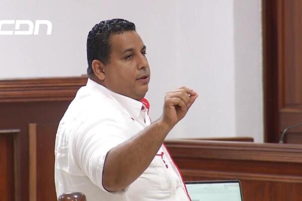 Antonio Florentino Méndez, presunto testaferro de Alexis Medina, se defiende ante tribunal en caso de corrupción. Foto: CDN Digital