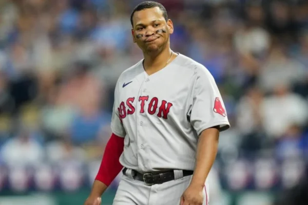 Devers se había convertido en la cara de la franquicia en Boston desde su debut en el 2017, pero hubo cierta tensión cuando el equipo firmó a Alex Bregman esta temporada muerta y Devers inicialmente dijo que no estaba dispuesto a pasar a un rol de bateador designado. 