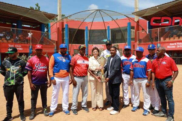 La vicepresidenta Raquel Peña reiteró su respaldo al deporte al encabezar la apertura del torneo amateur de béisbol en Santiago. Foto: CDN Digital
