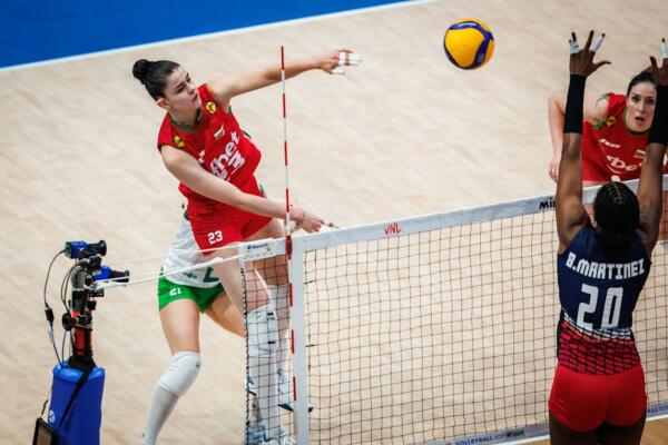 Luego Bulgaria hizo un rally de 3-0 y se despegó 21-19. Jineirys logró un ataque y puso el juego 22-10. Una mala recepción de dominicana permitió que las búlgaras ganaran el primer set 25-21.
