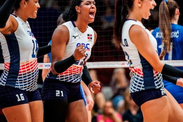 Las dominicanas tuvieron que batallar bien duro ante unas jugadoras de Holanda que nunca se dieron por vencida y jugaron un partido bien agresivo, tanto en la ofensiva como en la defensa (en el piso en aérea) y pelearon cada punto en la cancha.
