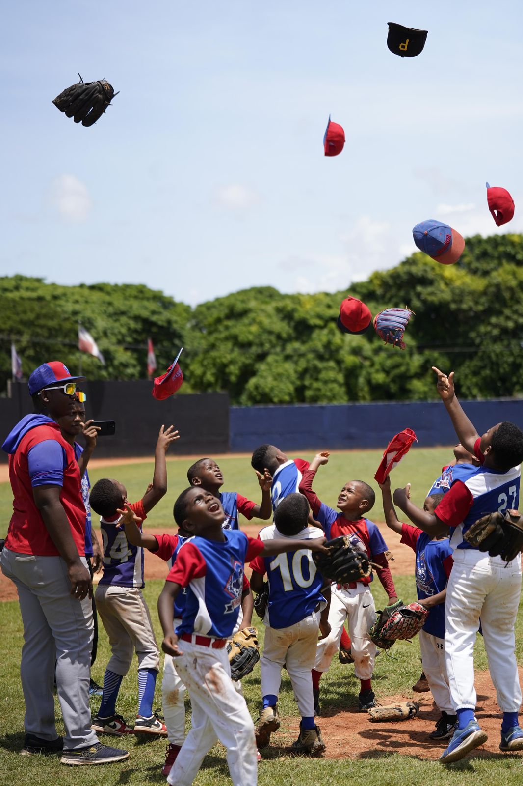 Las Estrellas de los Frailes se impusieron 9 por 3 a la liga Félix Uribe y con la misma pizarra a Otro Nivel. Sus jugadores más valiosos, fueron Danny Encarnación al bataer de 2-2, 2 H3, Dilan Aquino 2-2, 2 H2 y Oscar Valenzuela 3-3, 2 HR.