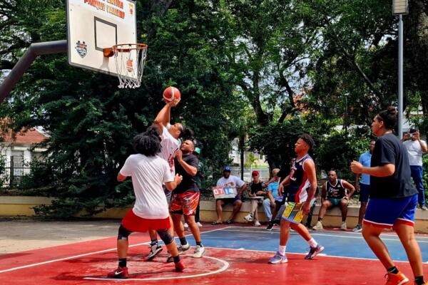En la cancha de la calle 11 del Ensanche Bermúdez, tradicional escenario para esta modalidad del baloncesto, avanzaron los equipos capitaneados por Starlyn Minaya, Wisin Torres y Elvis Torres.