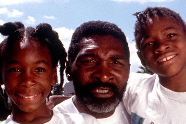 El padre de las hermanas Williams, Richard Williams, durante cinco años, estudió revistas, videocasetes y aprendió a jugar tenis por cuenta propia.