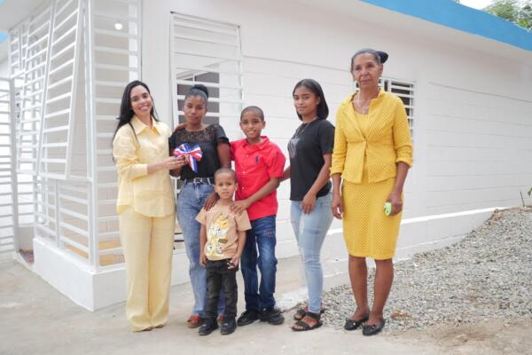 La Fundación Refidomsa, por instrucciones del presidente Luis Abinader, entregó una vivienda completamente amueblada a la familia Montero.