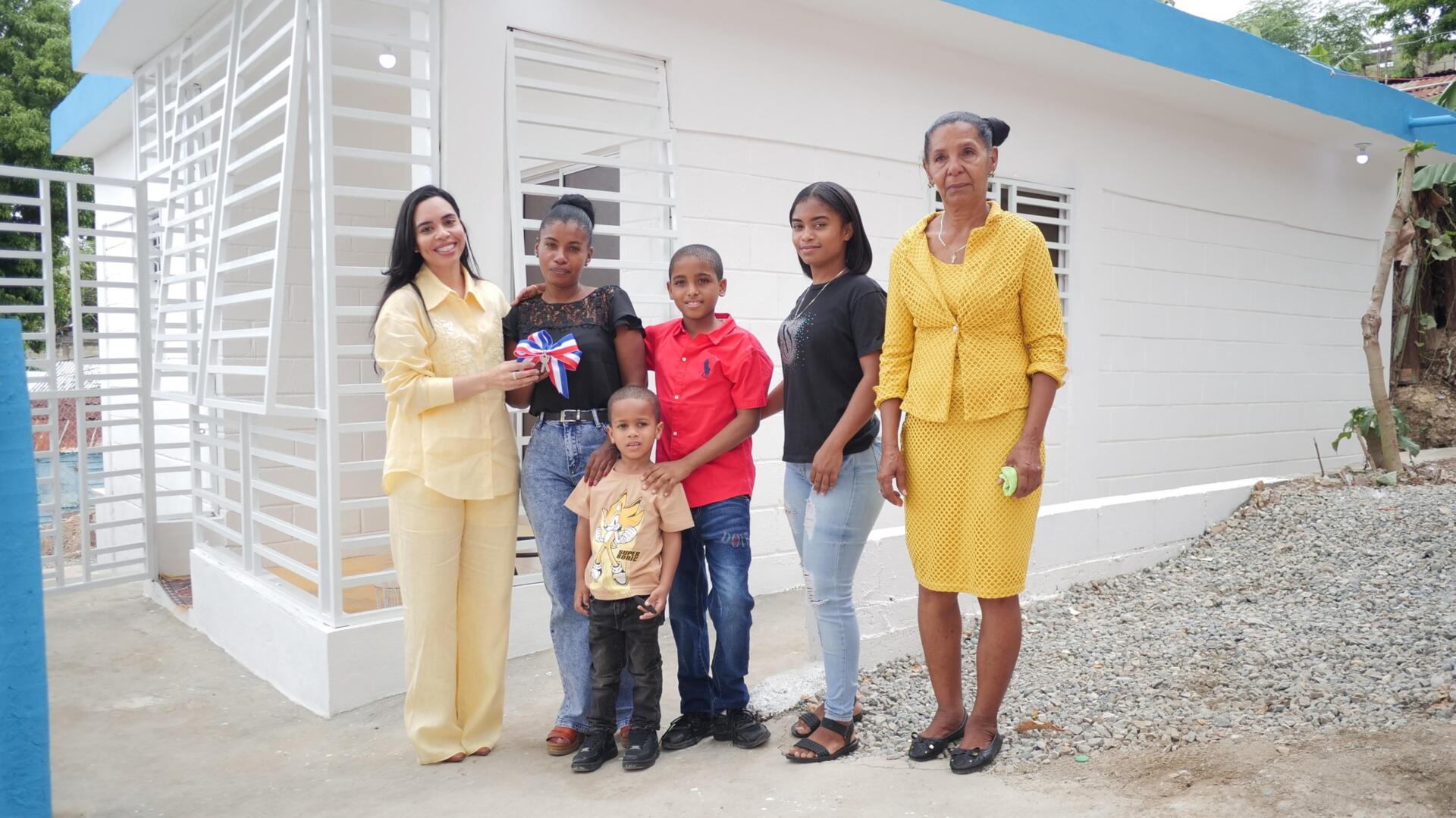 La Fundación Refidomsa, por instrucciones del presidente Luis Abinader, entregó una vivienda completamente amueblada a la familia Montero.